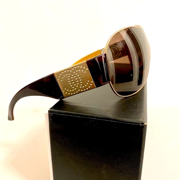 Authentic Chanel sunglasses with cc logo - Picture 2 of 11